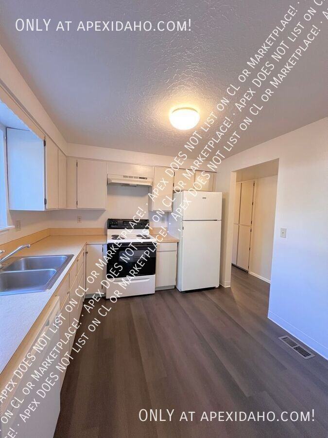 1061 E Lewis St - Photo 3 of 9