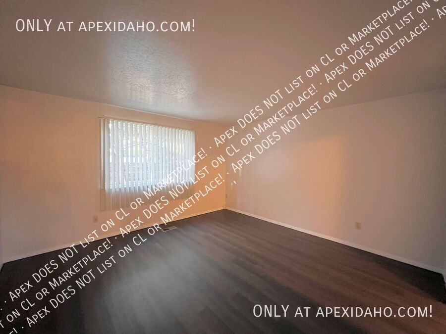1061 E Lewis St - Photo 2 of 9