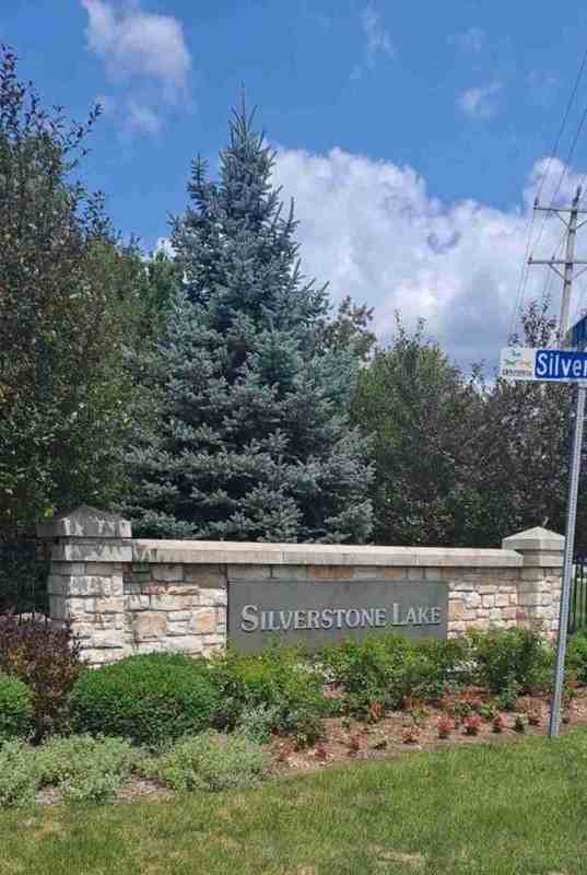 2427 Silverstone Dr - Photo 2 of 7