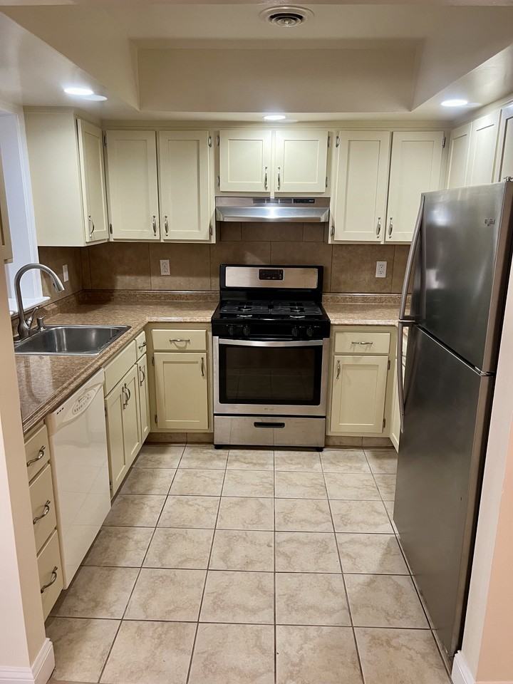 140 Dickinson Ln #B - Photo 6 of 30