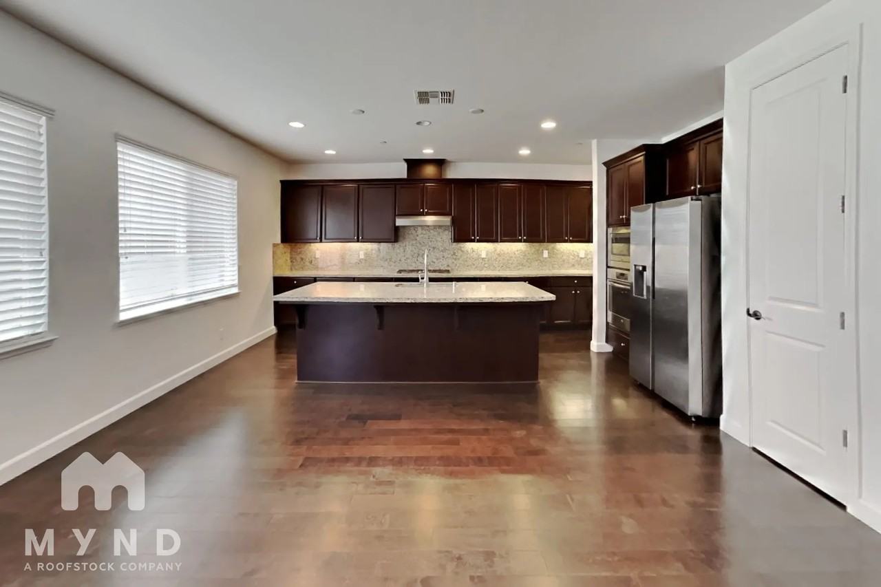 652 Foxboro Ct - Photo 2 of 32