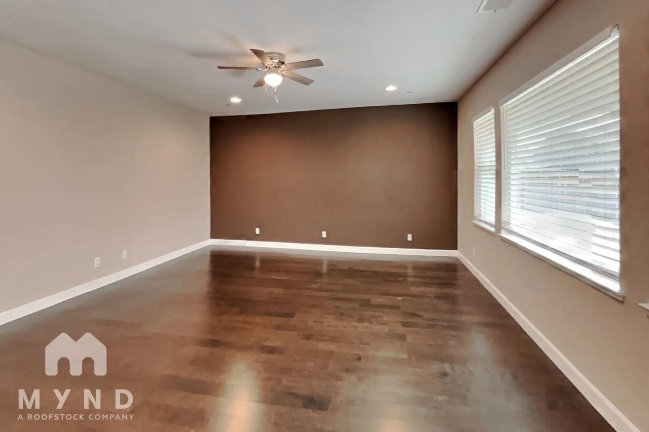 652 Foxboro Ct - Photo 3 of 32