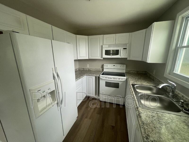 1016 Walnut St - Photo 5 of 11