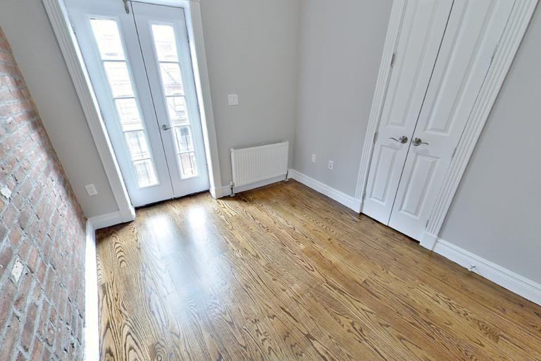 47 1/2 E 1st St #3R