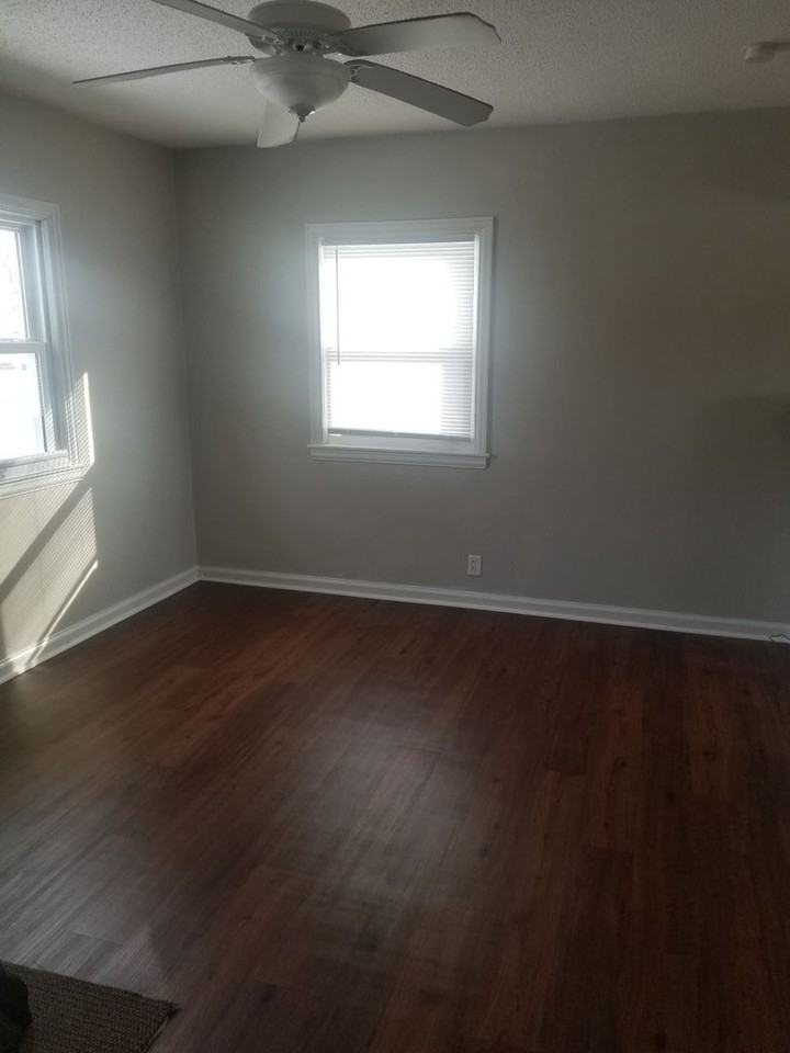 1215 Beech St - Photo 3 of 8