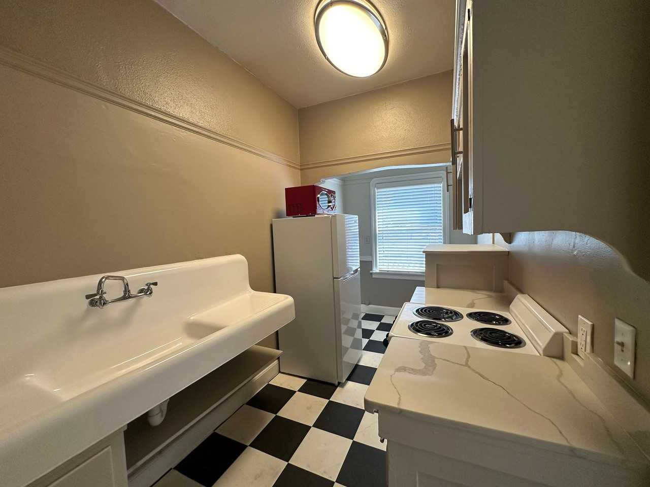 1705 N Street - Photo 4 of 8