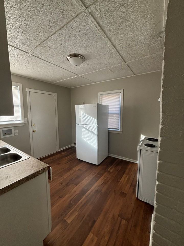 3020 Leroy St - Photo 3 of 6