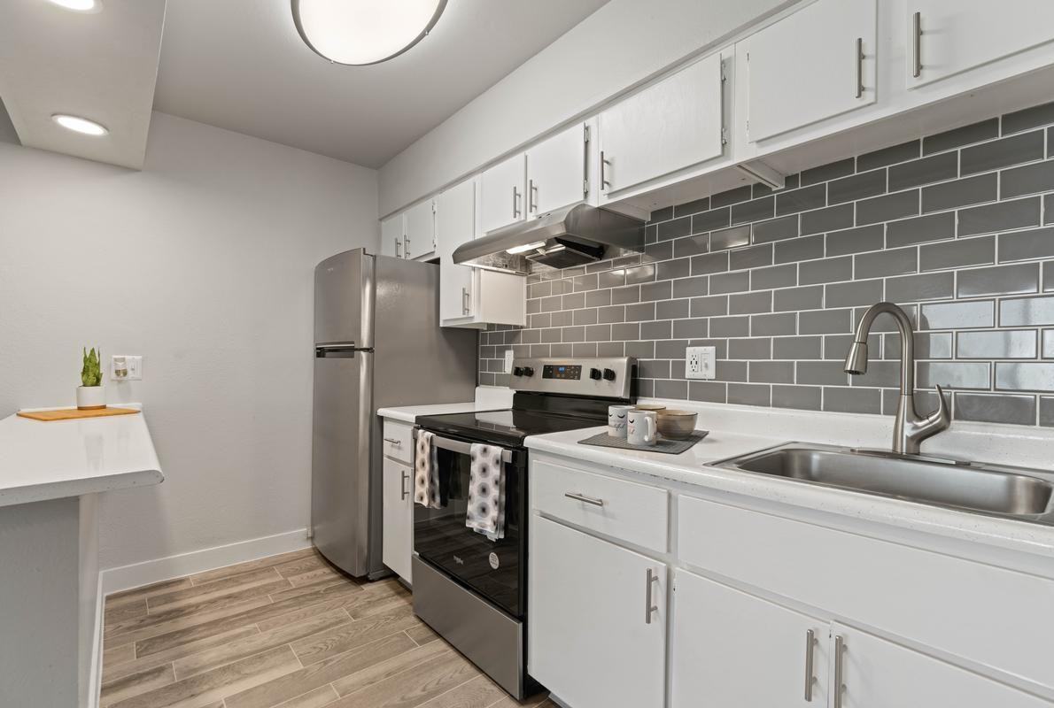 520 W Prince Rd - Photo 2 of 13