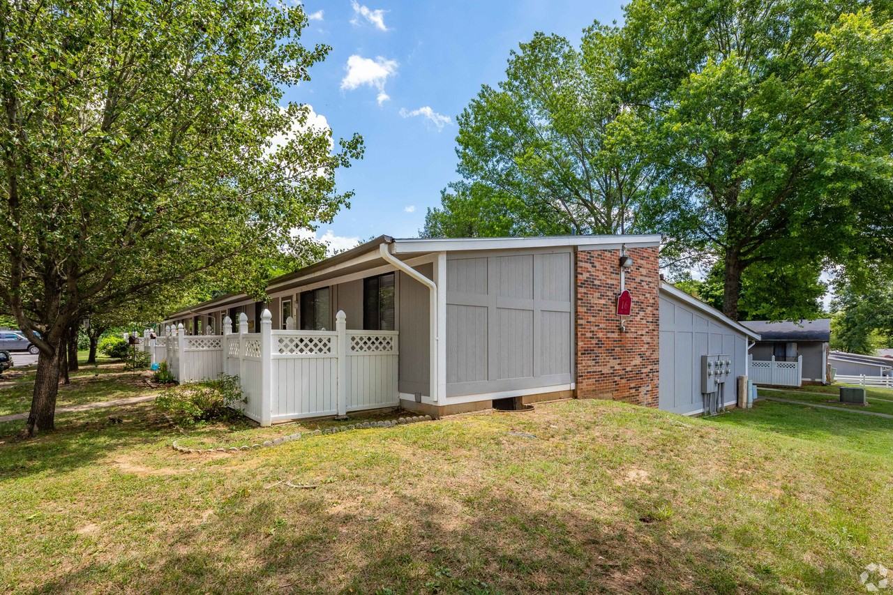 Stratford Apartments - Photo 7 of 50