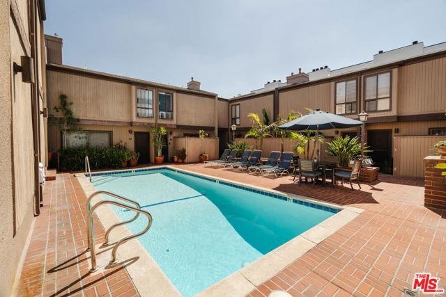 853 Larrabee St - Photo 2 of 8