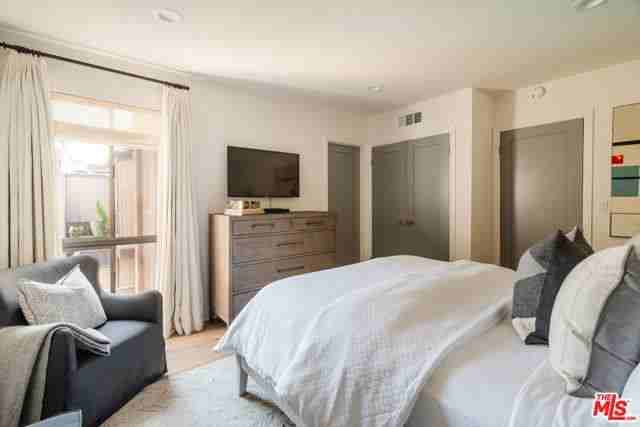 853 Larrabee St - Photo 3 of 8