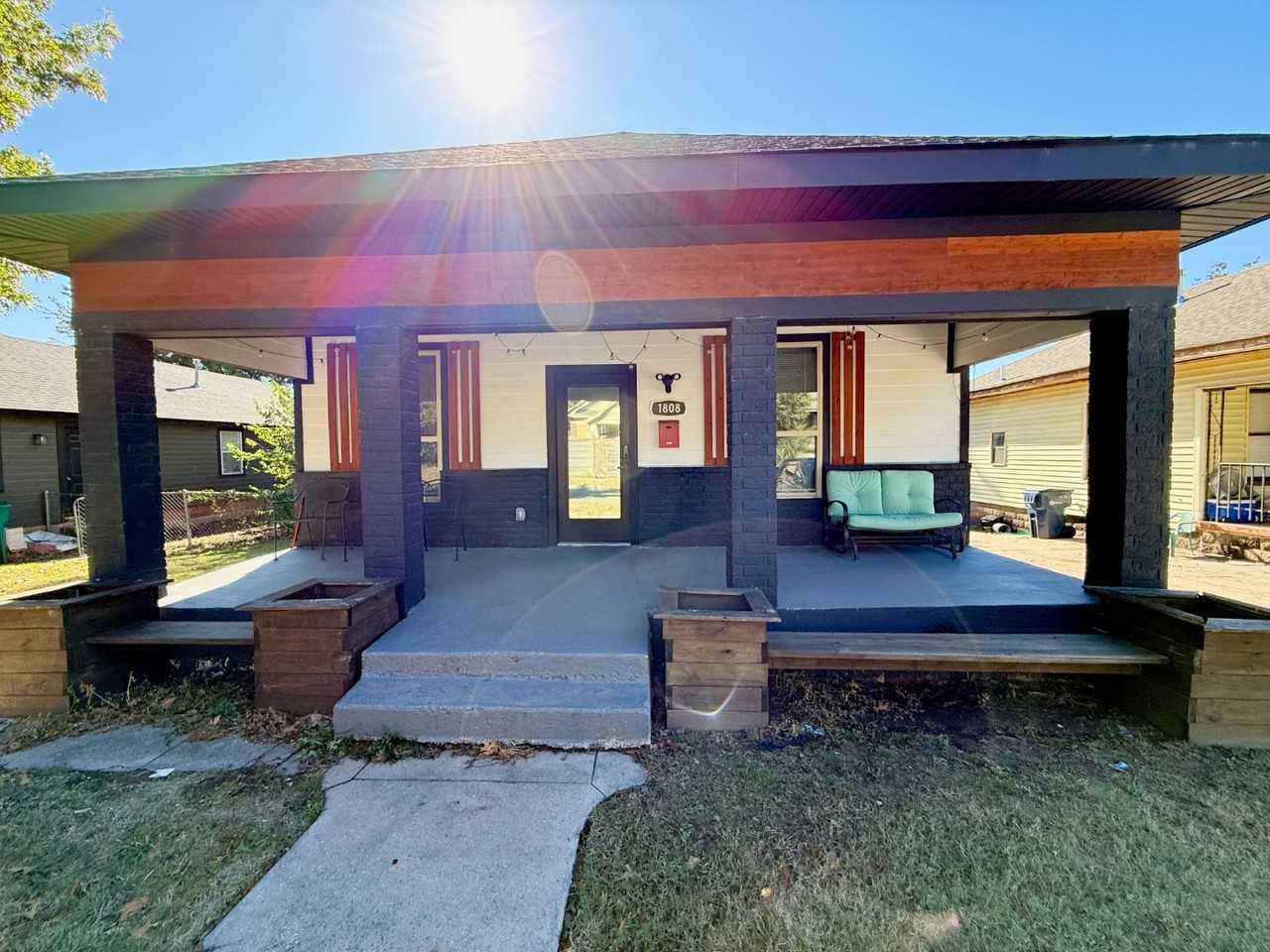 1808 Nw 8th St - Photo 2 of 20