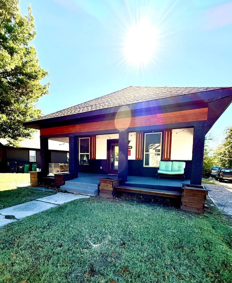 1808 Nw 8th St - Photo 4 of 20