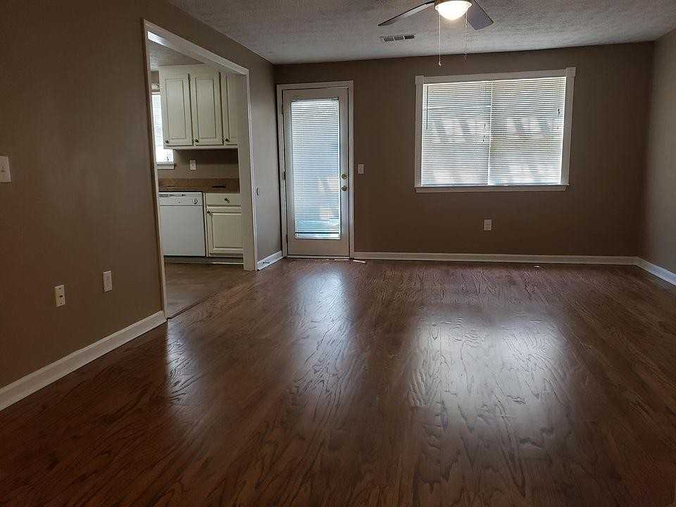 2405 Leeward Ct - Photo 2 of 10