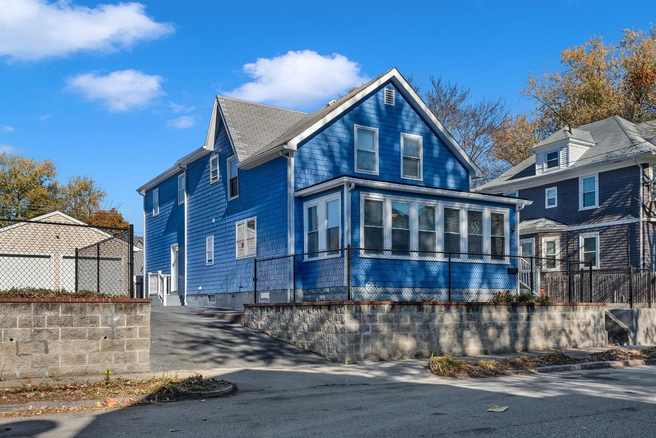 207 Smith St - Photo 2 of 10