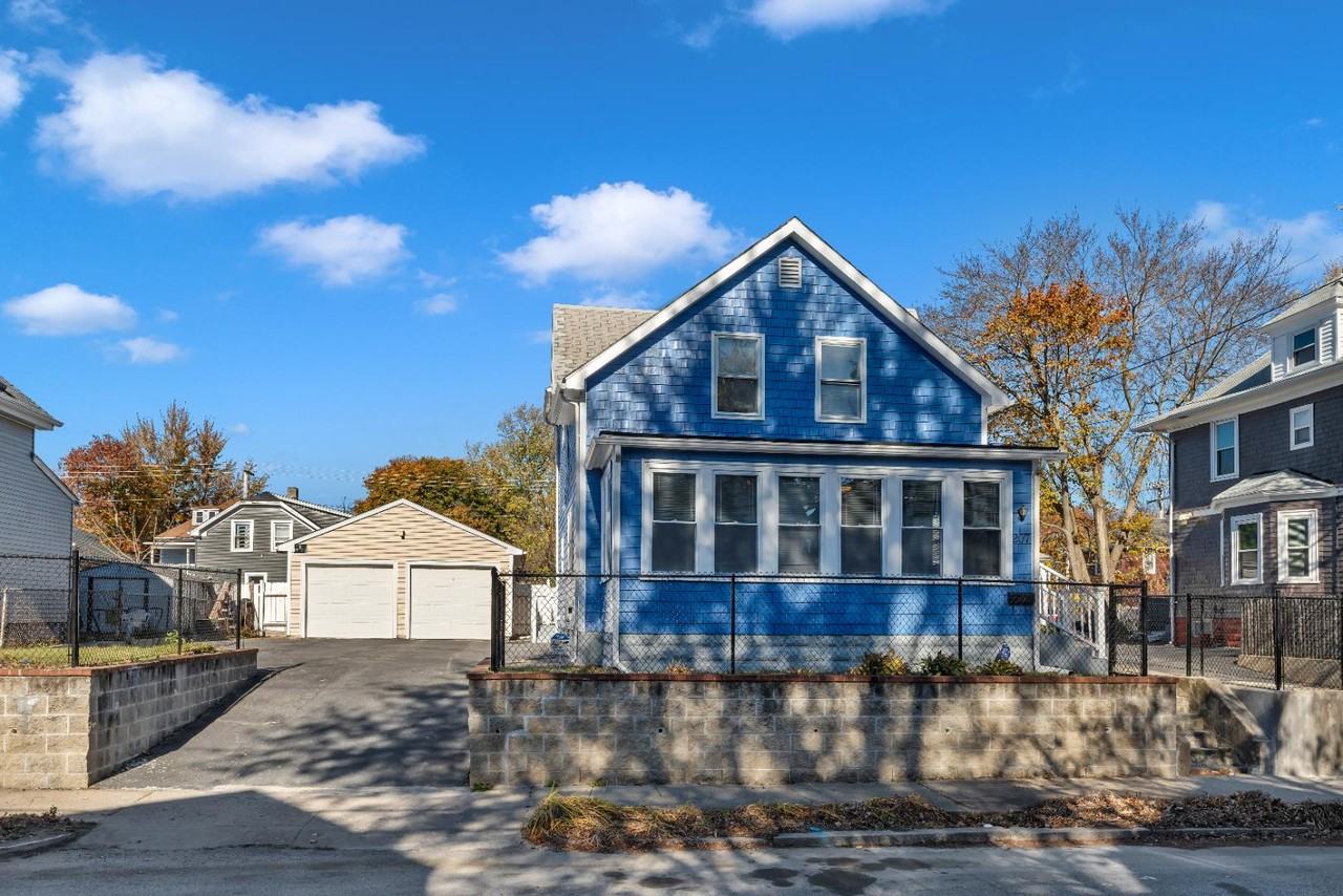 207 Smith St - Photo 3 of 10