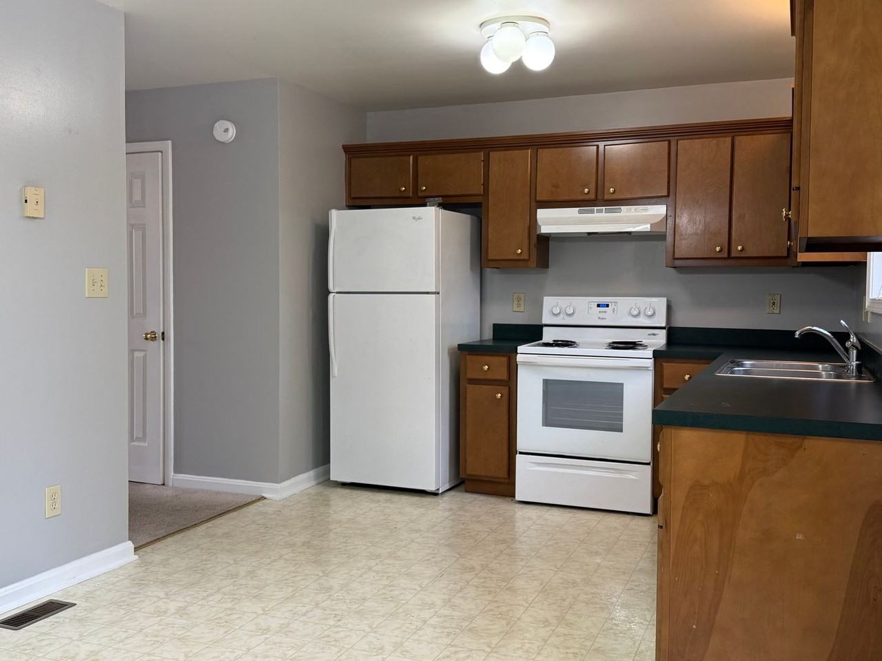 247 E Green St #B - Photo 4 of 14