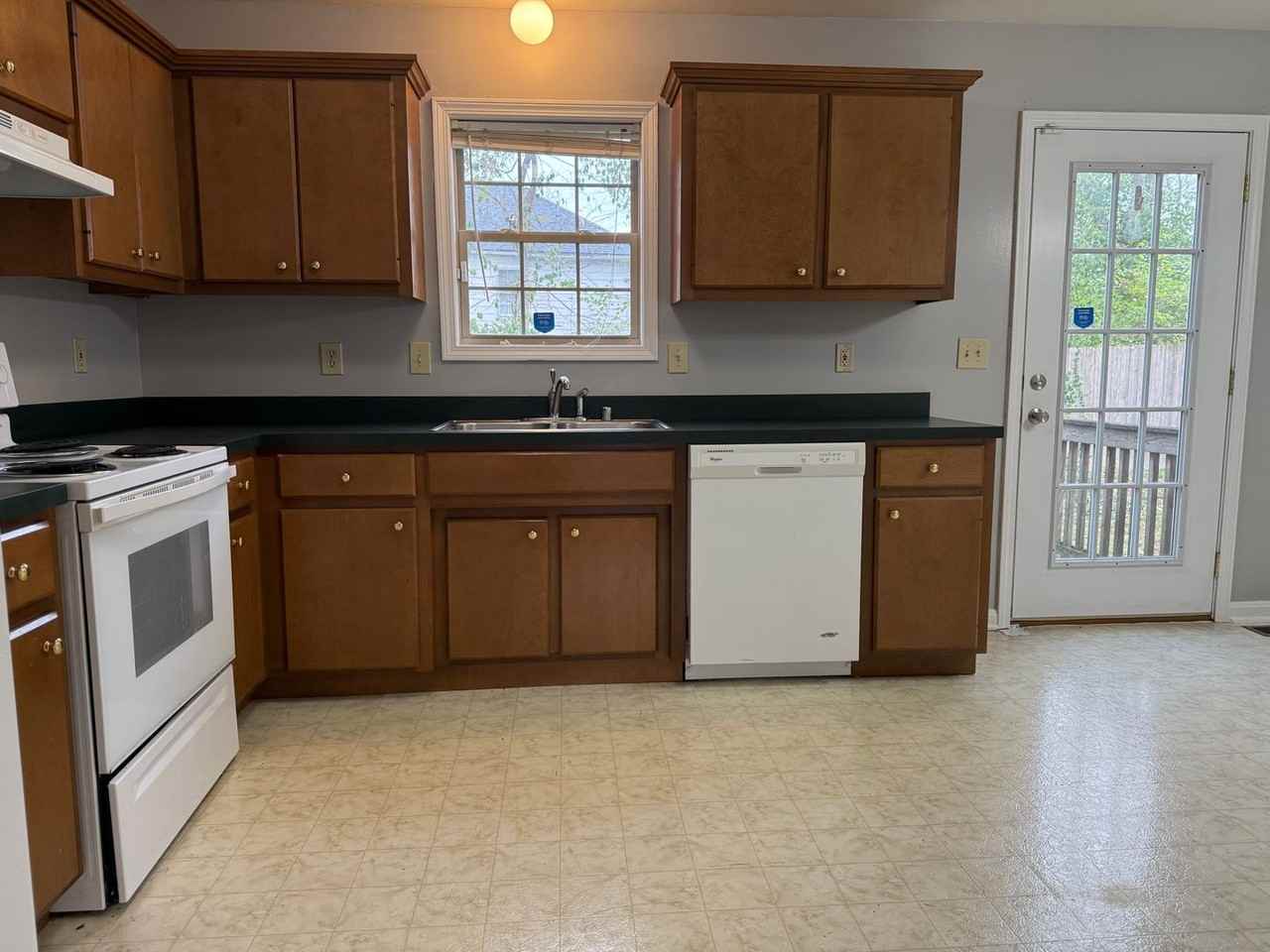 247 E Green St #B - Photo 5 of 14