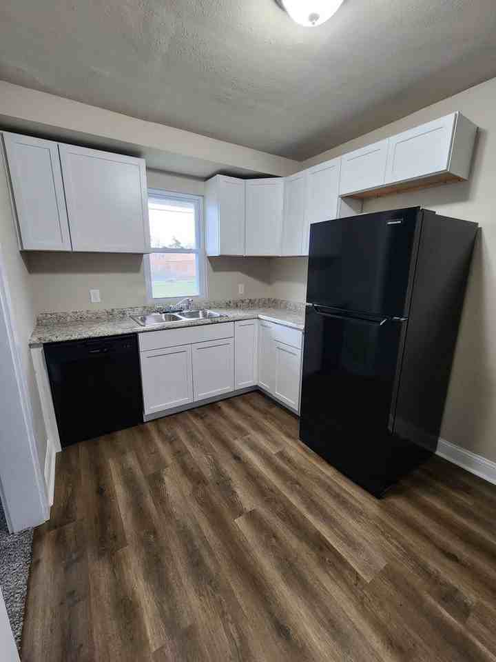 603 E 7 1/2 St N - Photo 2 of 7