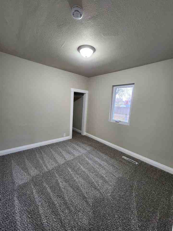 603 E 7 1/2 St N - Photo 5 of 7