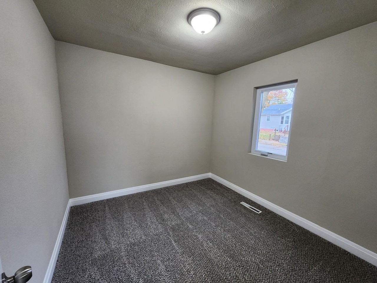 603 E 7 1/2 St N - Photo 6 of 7