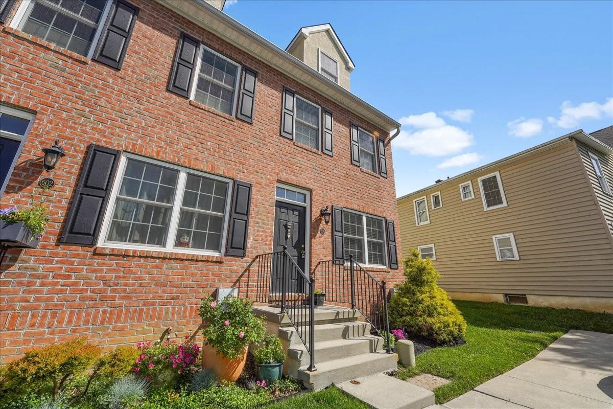 600 Crossing Ct #600 - Photo 2 of 18