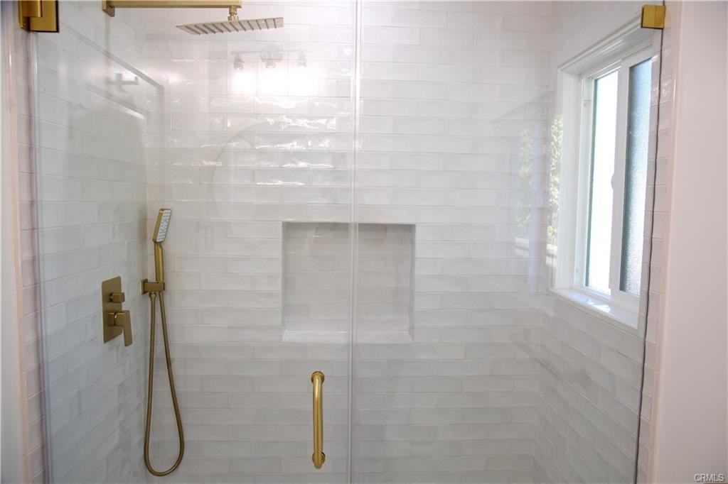 3637 Ashwood Ave - Photo 3 of 8