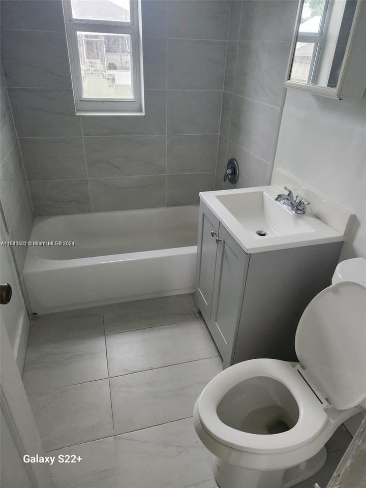 1076 Nw 74th St - Photo 3 of 7