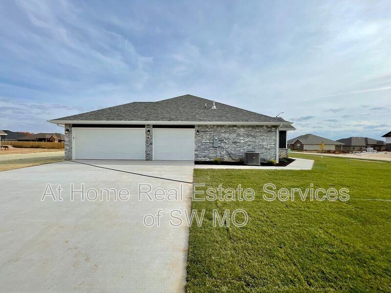327 Forest Hollow St - Photo 2 of 19