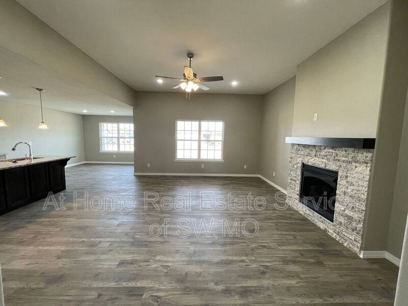 327 Forest Hollow St - Photo 3 of 19