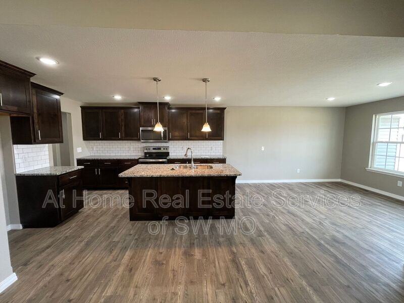 327 Forest Hollow St - Photo 4 of 19