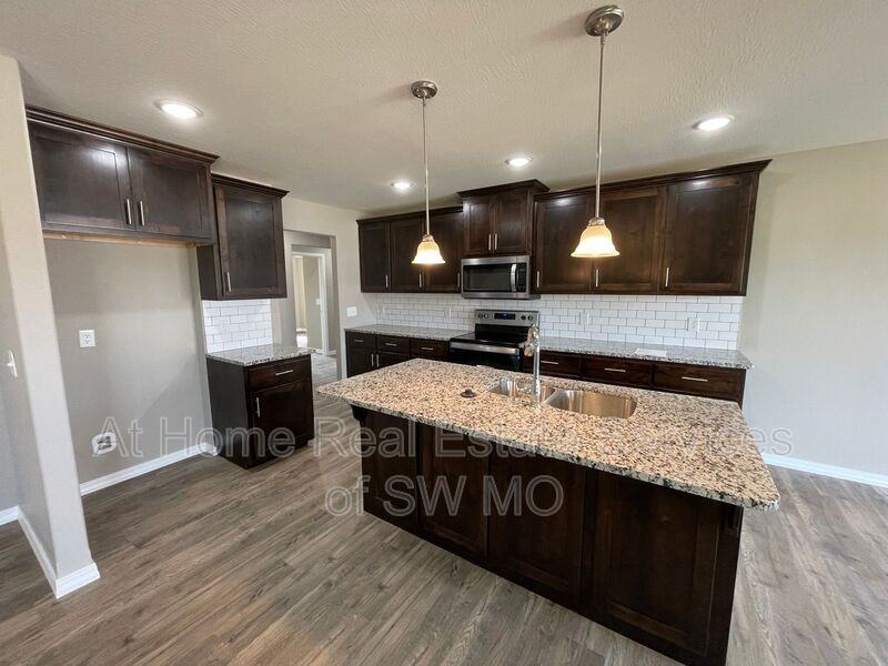 327 Forest Hollow St - Photo 5 of 19