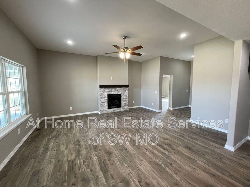 327 Forest Hollow St - Photo 7 of 19