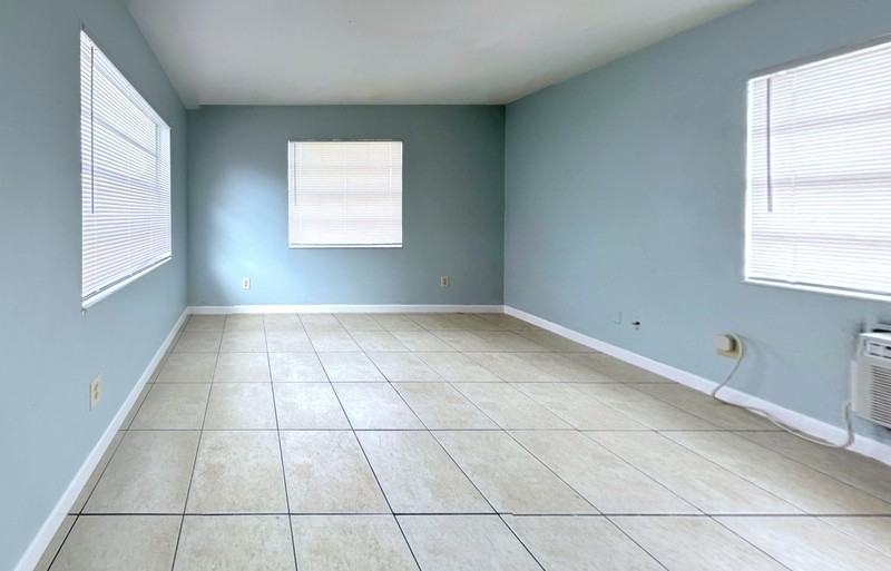 215 N Wild Olive Ave - Photo 3 of 19