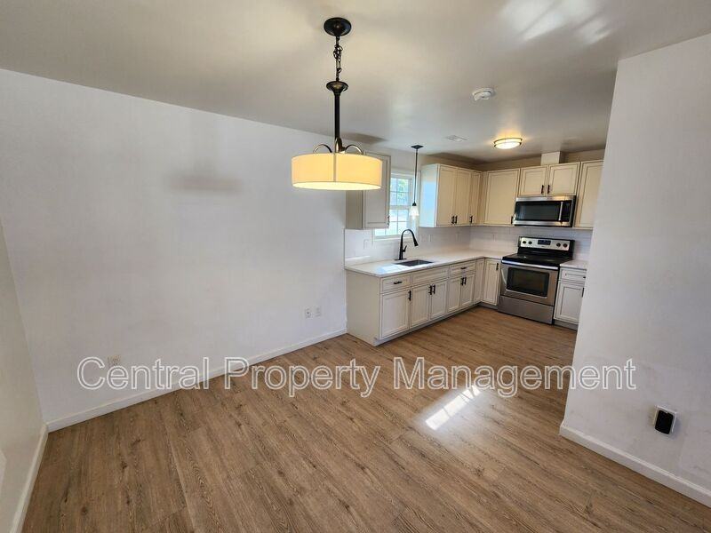 158 S Forest St - Photo 4 of 15