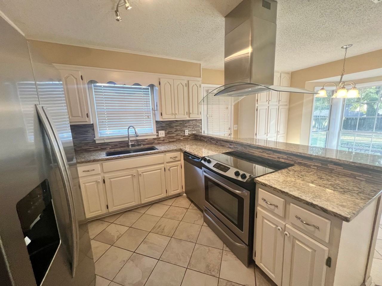 107 Hampton Ave - Photo 5 of 14