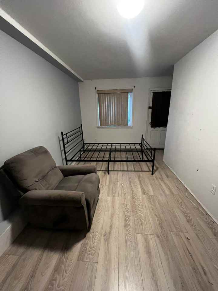 1878 Pelham Pkwy S - Photo 2 of 5