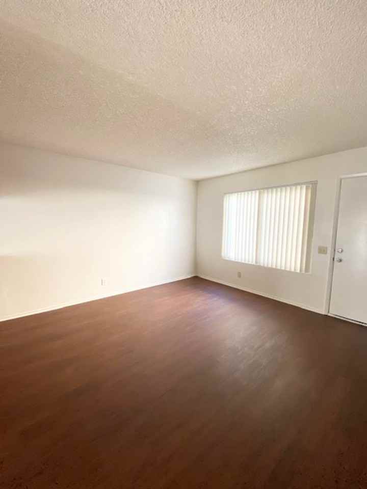 D728 - Photo 2 of 10