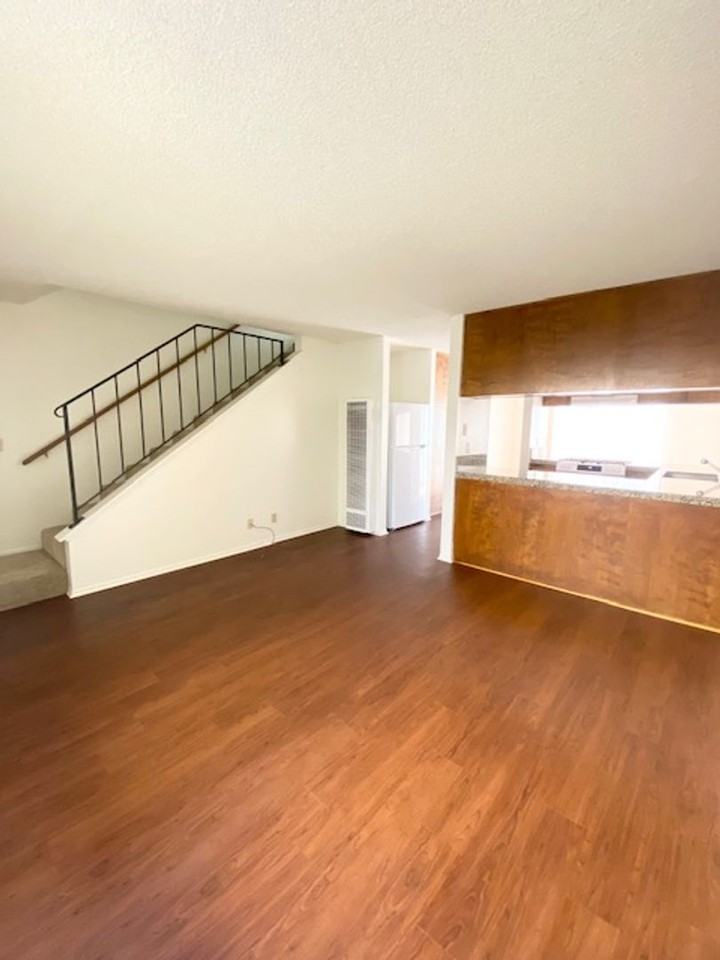 D728 - Photo 3 of 10