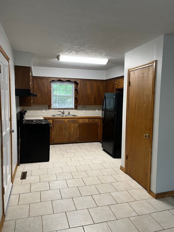 744 S West Ave - Photo 4 of 10