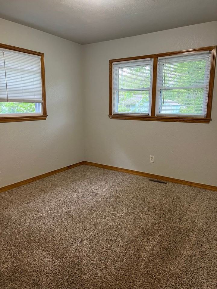 744 S West Ave - Photo 6 of 10