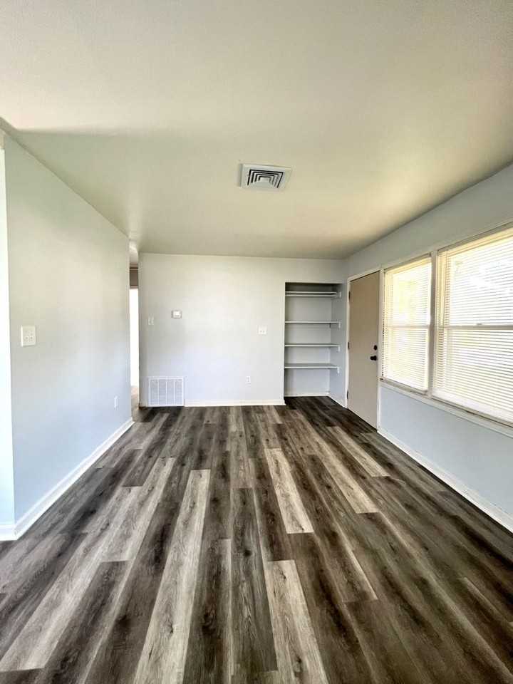 2204 Sloan St - Photo 2 of 13