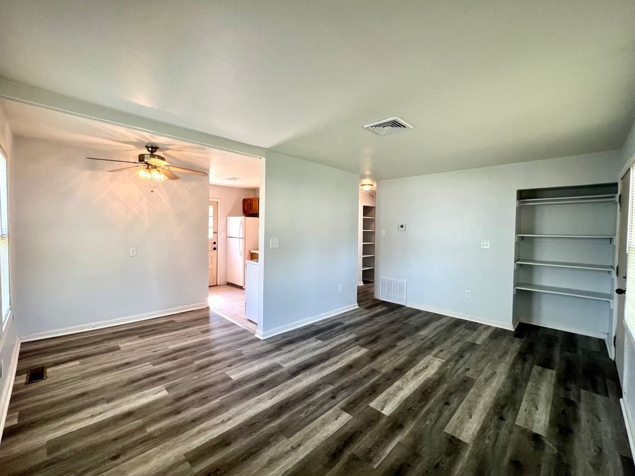 2204 Sloan St - Photo 4 of 13