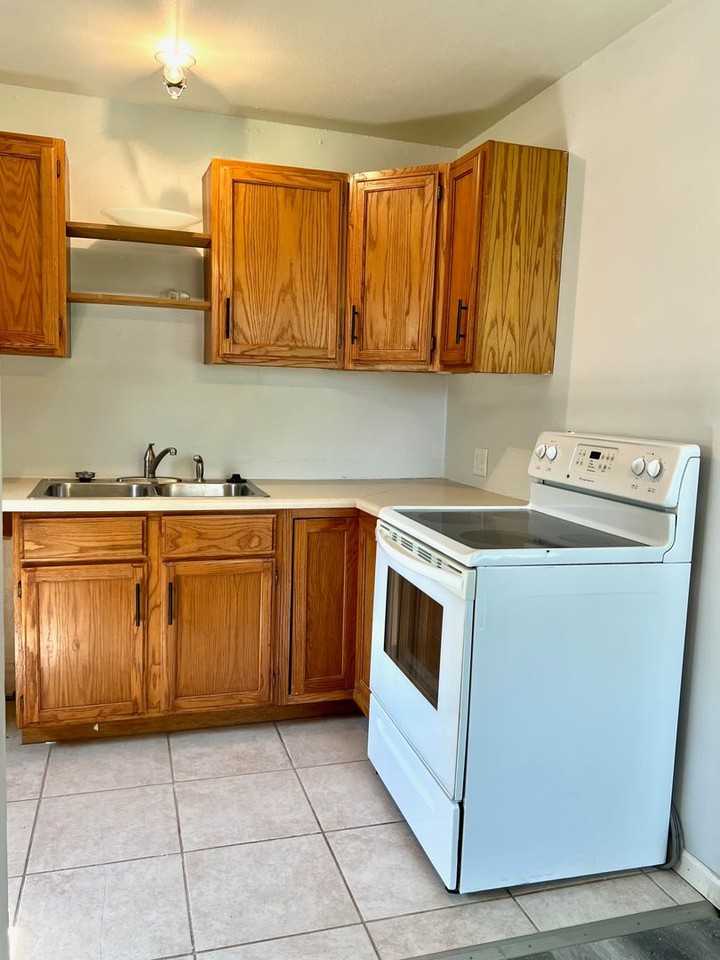 2204 Sloan St - Photo 5 of 13