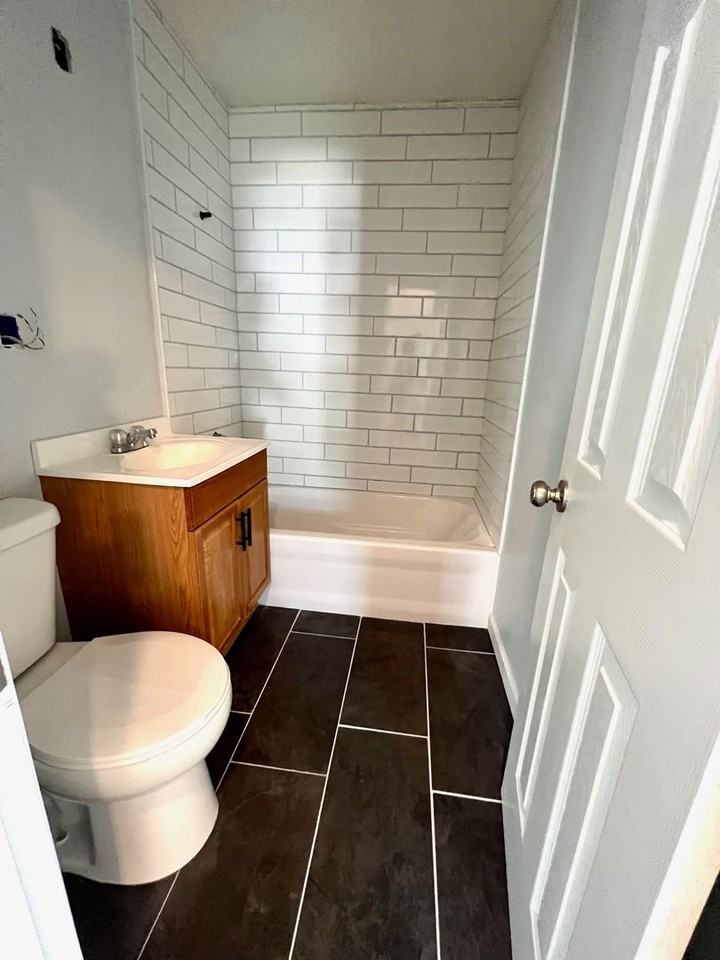 2204 Sloan St - Photo 7 of 13