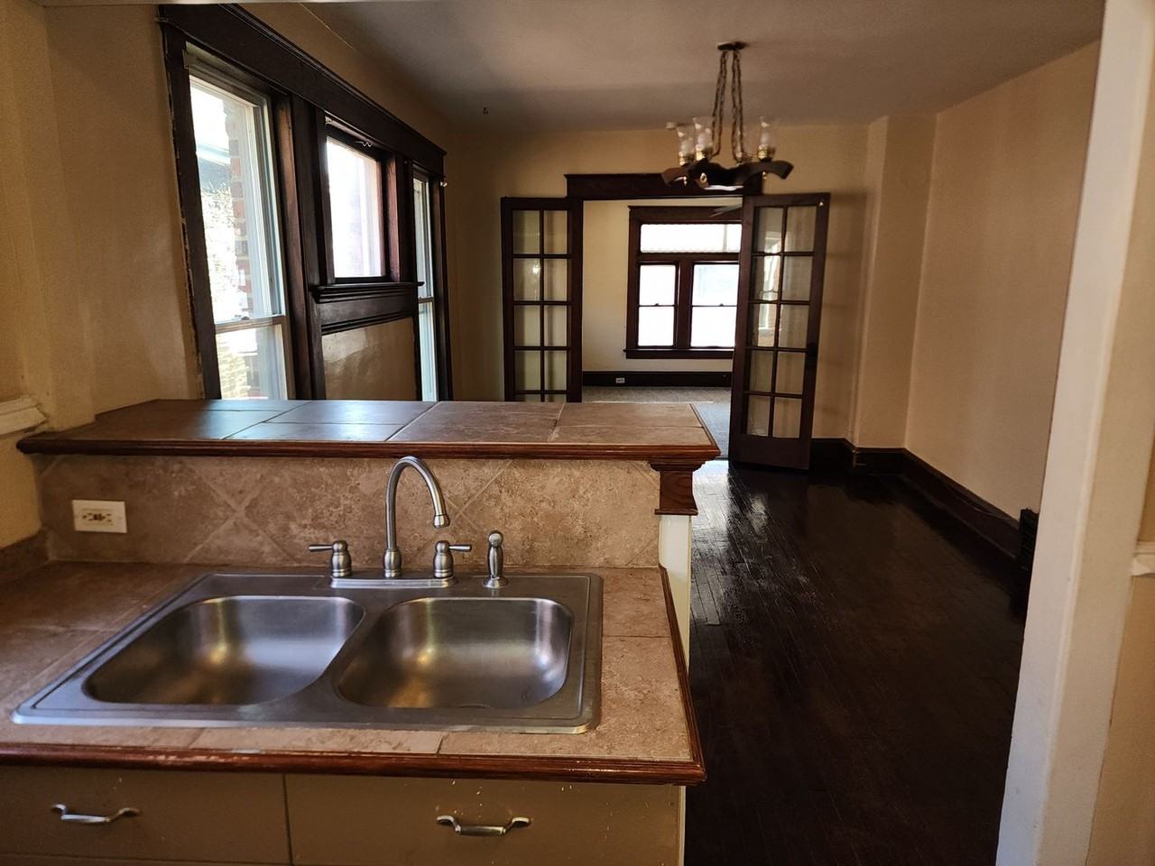1424 W 8th St #2 - Photo 2 of 7