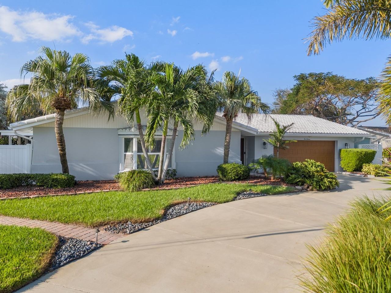 516 Bahama Dr - Photo 2 of 36