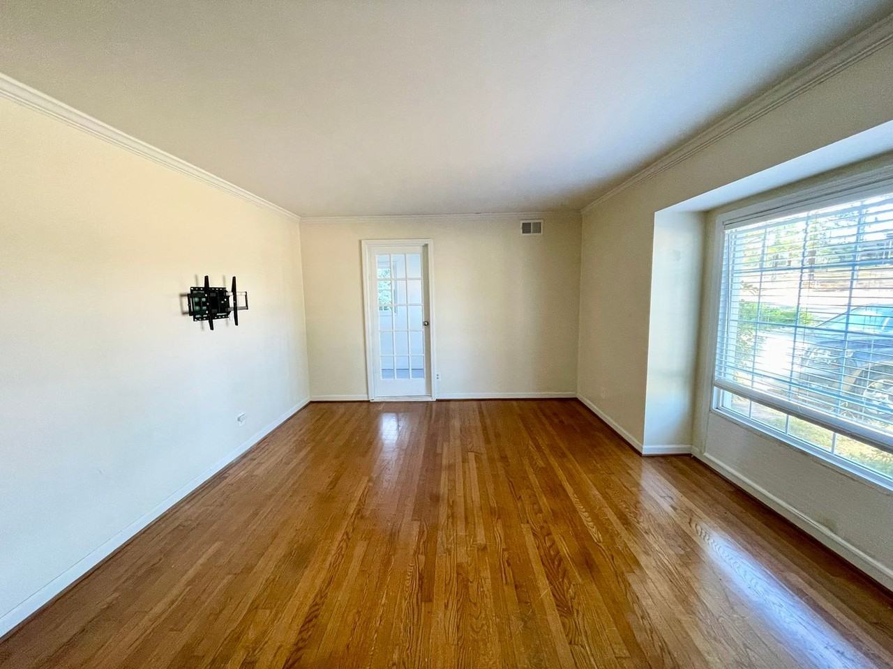 1716 Westchester Dr - Photo 2 of 14