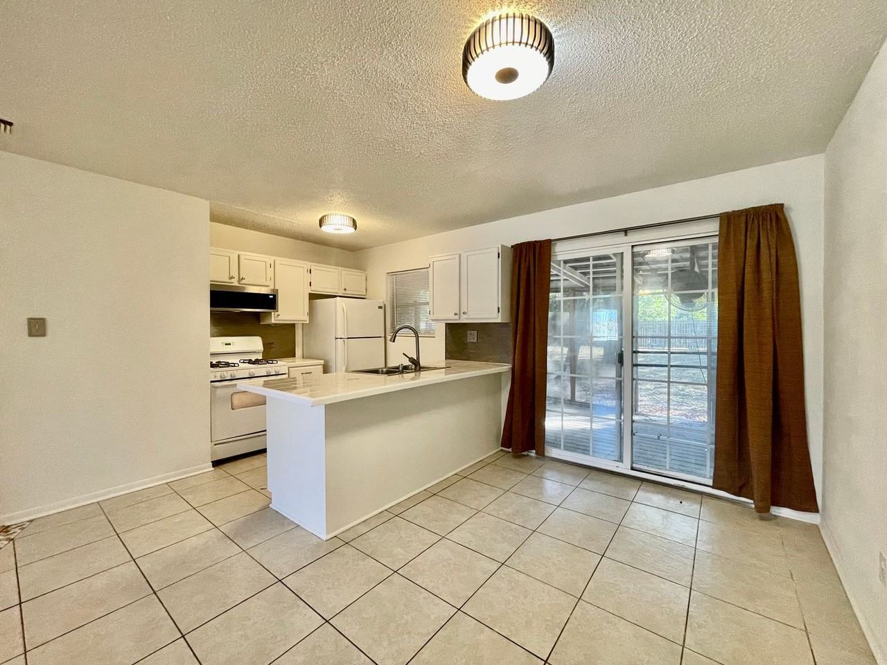 312 Magnolia St - Photo 2 of 16