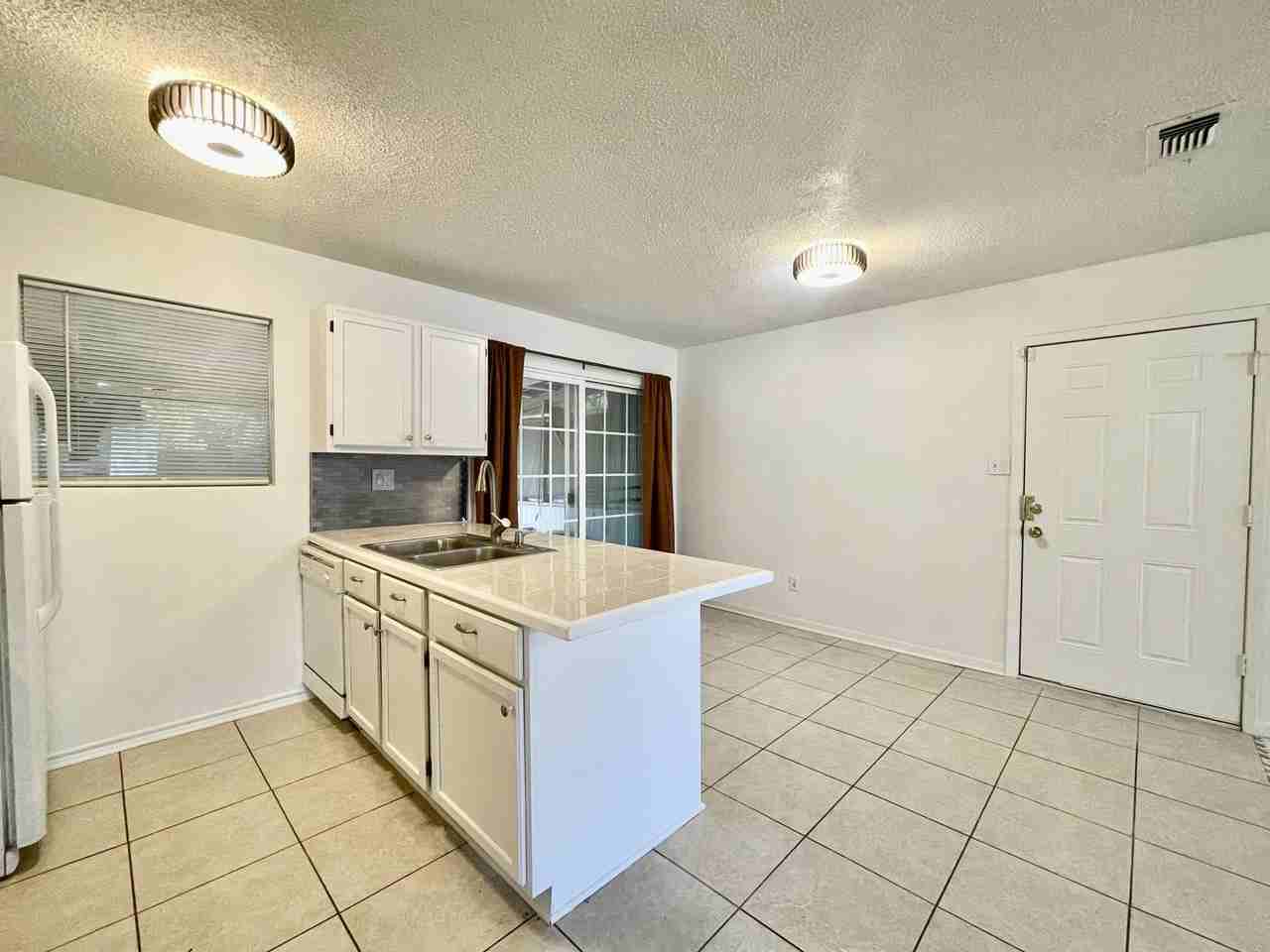 312 Magnolia St - Photo 3 of 16